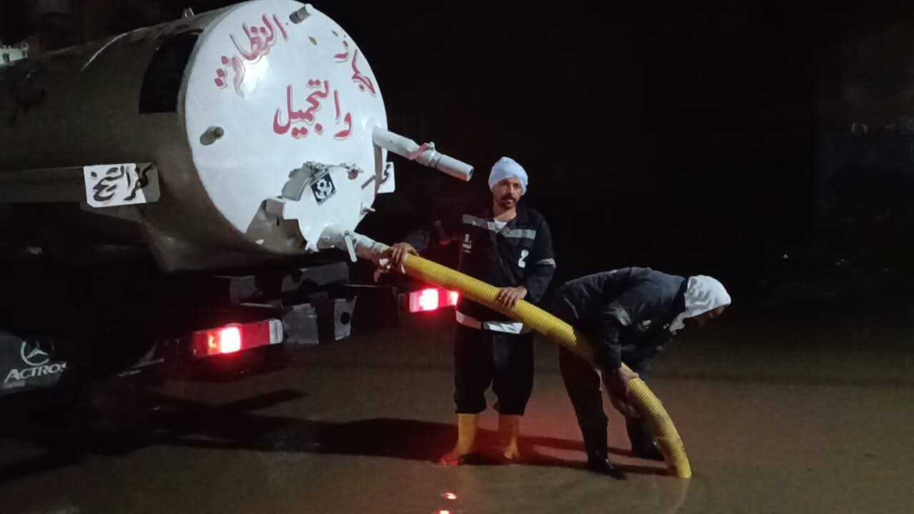 عمال النظافة بدسوق.. جنود في الميدان رغم سوء الأحوال الجوية