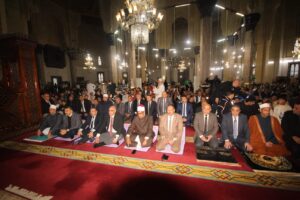 محافظ الإسكندرية ومدير الأوقاف .. يؤديان صلاة عيد الفطر المبارك بمسجد ابي العباس المرسي