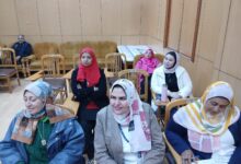 صورة توعوية توضح أخطار الكهرباء والآلات في بيئة العمل، تشمل أسلاك كهربائية مكشوفة وآلات ذات أجزاء متحركة مع إرشادات السلامة ووسائل الوقاية.