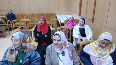 المخاطر الكهربائية والميكانيكية أسبابها والوقاية منها 3 صورة توعوية توضح أخطار الكهرباء والآلات في بيئة العمل، تشمل أسلاك كهربائية مكشوفة وآلات ذات أجزاء متحركة مع إرشادات السلامة ووسائل الوقاية.