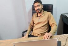 صورة توضيحية تُظهر درعًا رقميًا يحيط ببيانات وشبكات إلكترونية، مع رموز أقفال وحواسيب متصلة، في إشارة إلى حماية المعلومات في العصر الرقمي.