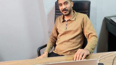 أهمية أمن المعلومات في عصر التحول الرقمي المتسارع 3 صورة توضيحية تُظهر درعًا رقميًا يحيط ببيانات وشبكات إلكترونية، مع رموز أقفال وحواسيب متصلة، في إشارة إلى حماية المعلومات في العصر الرقمي.