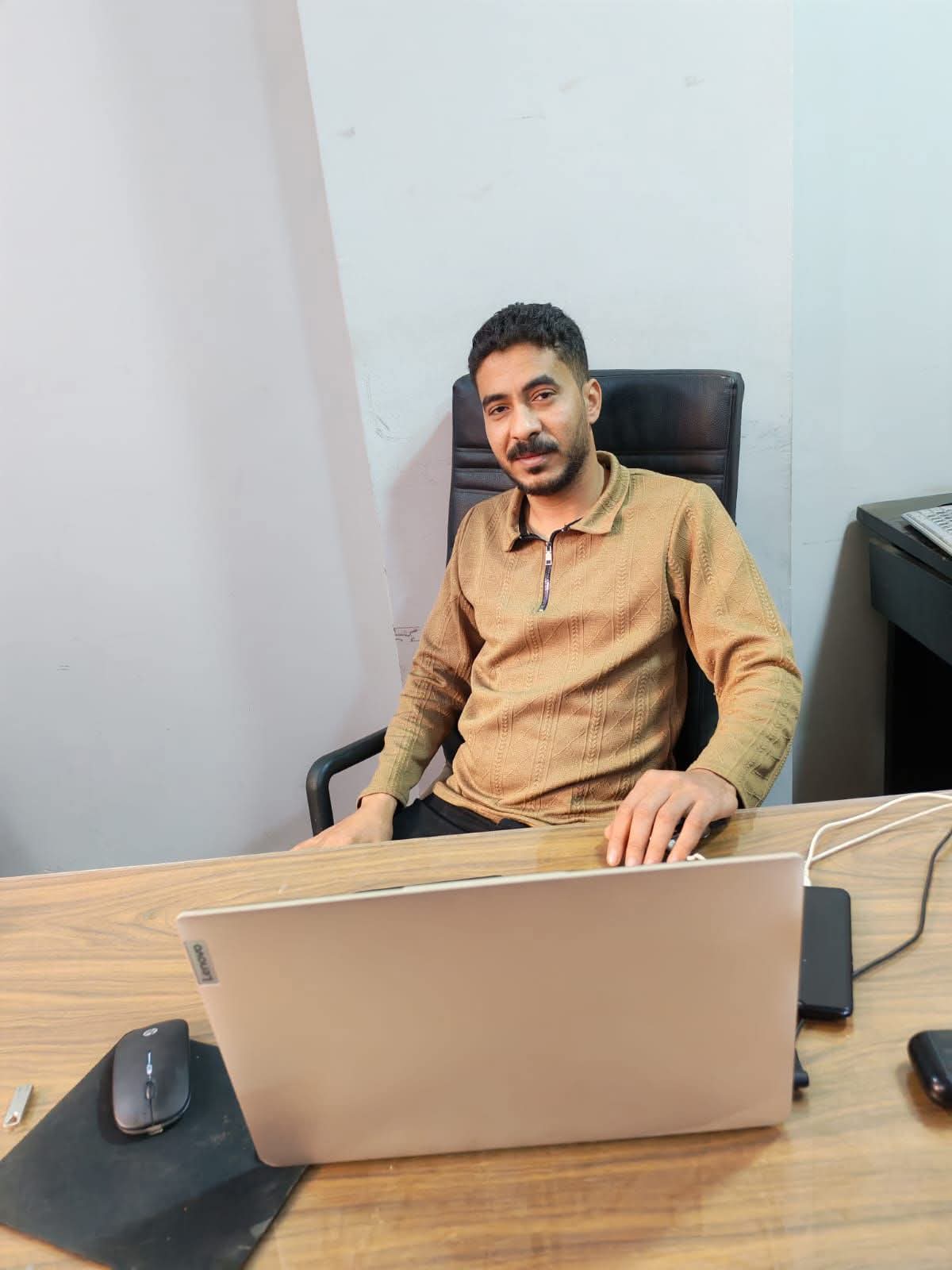 صورة توضيحية تُظهر درعًا رقميًا يحيط ببيانات وشبكات إلكترونية، مع رموز أقفال وحواسيب متصلة، في إشارة إلى حماية المعلومات في العصر الرقمي.